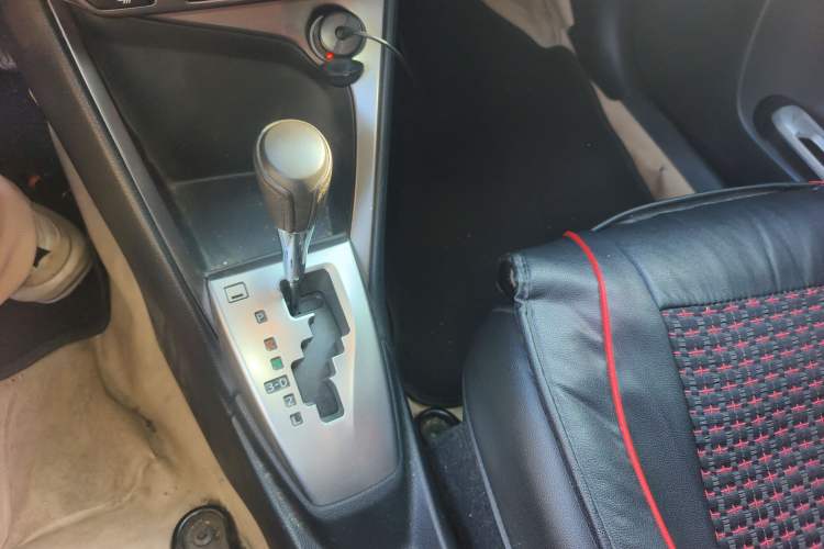 Used Toyota YARiS L Zhi Xuan 2015 1.5G Automatic Orange Limited Edition Gear Lever