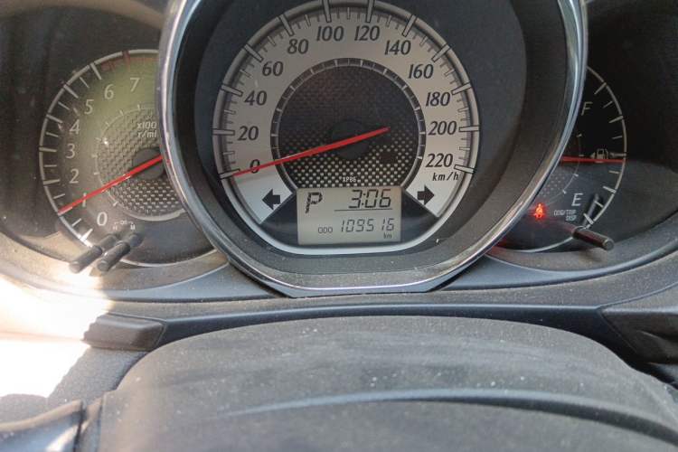 Used Toyota YARiS L Zhi Xuan 2015 1.5G Automatic Orange Limited Edition Odometer Close Up