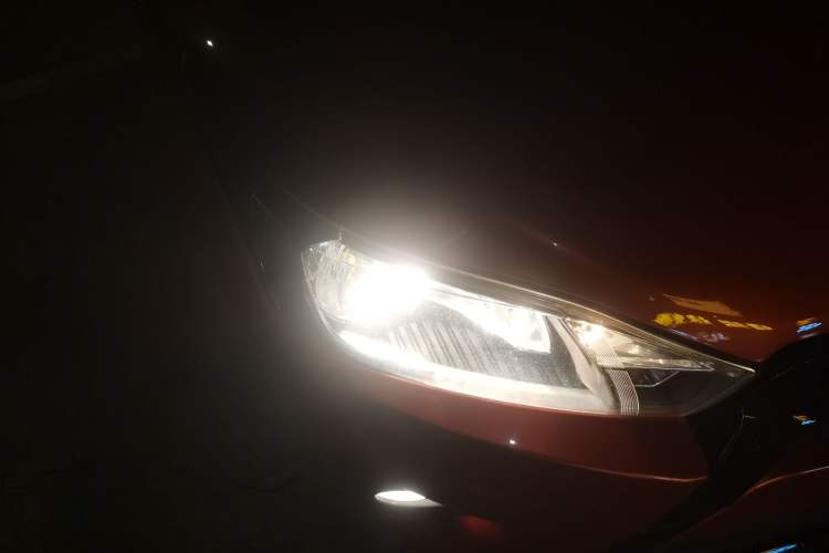 Used Toyota YARiS L Zhi Xuan 2015 1.5G Automatic Orange Limited Edition Right Front Headlight