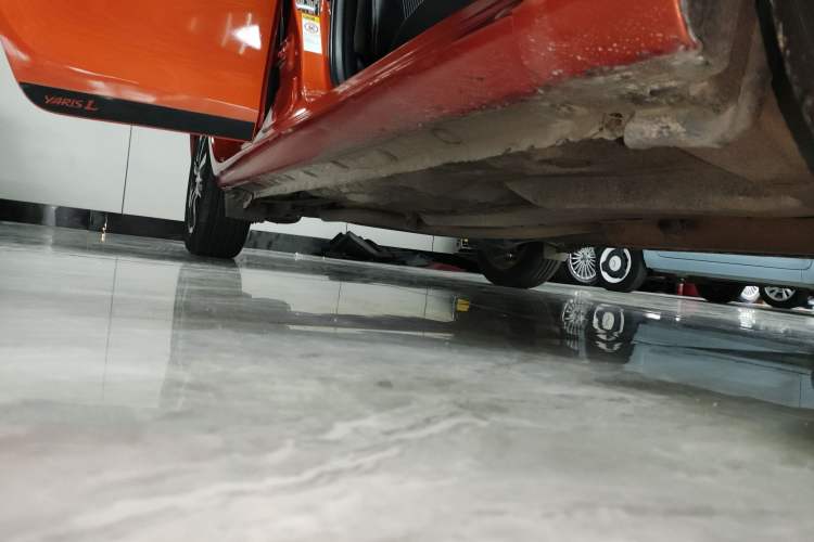 Used Toyota YARiS L Zhi Xuan 2015 1.5G Automatic Orange Limited Edition Right Side Sill