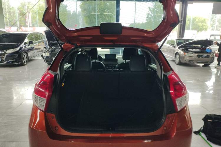 Used Toyota YARiS L Zhi Xuan 2015 1.5G Automatic Orange Limited Edition Trunk