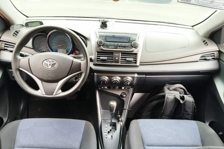 Used Toyota YARiS L Zhi Xuan 2015 1.5E Automatic Charm Edition Center Console