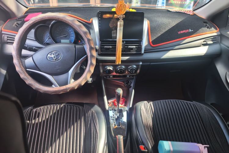 Used Toyota YARiS L Zhi Xuan 2015 1.5E Automatic Charm Edition Center Console