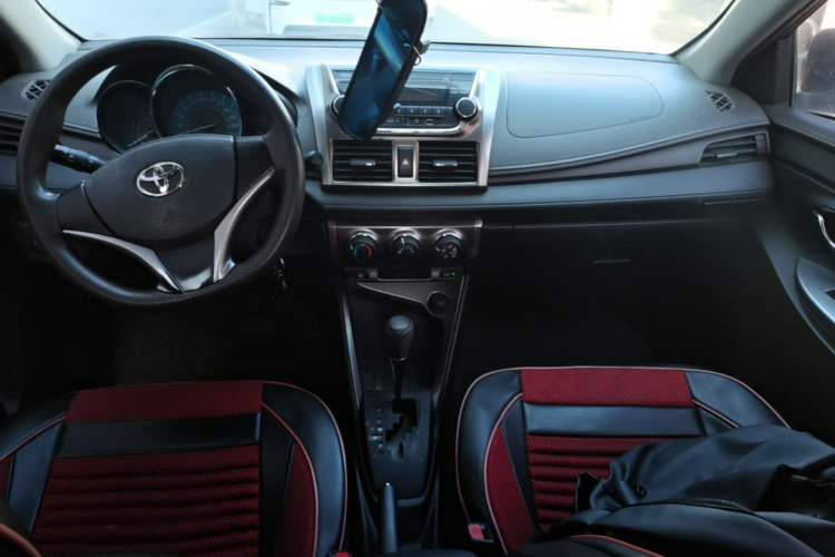 Used Toyota YARiS L Zhi Xuan 2015 1.5E Automatic Charm Edition Center Console