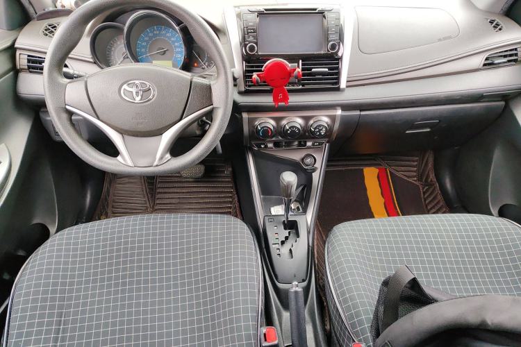 Used Toyota YARiS L Zhi Xuan 2015 1.5E Automatic Charm Edition Center Console
