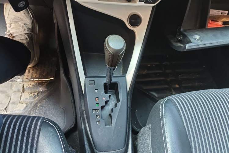 Used Toyota YARiS L Zhi Xuan 2015 1.5G Automatic Xuan Dong Sunroof Special Edition Gear Lever