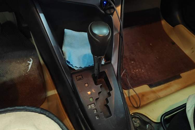 Used Toyota YARiS L Zhi Xuan 2015 1.5E Automatic Charm Edition Gear Lever