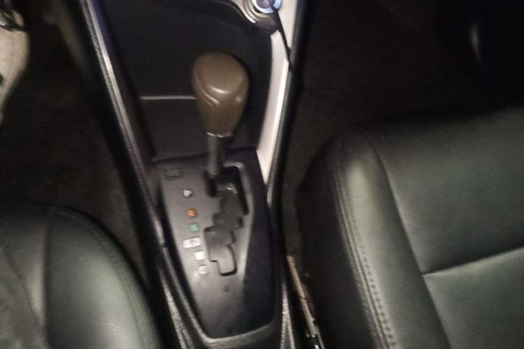 Used Toyota YARiS L Zhi Xuan 2015 1.5E Automatic Charm Edition Gear Lever