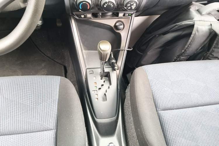 Used Toyota YARiS L Zhi Xuan 2015 1.5E Automatic Charm Edition Gear Lever