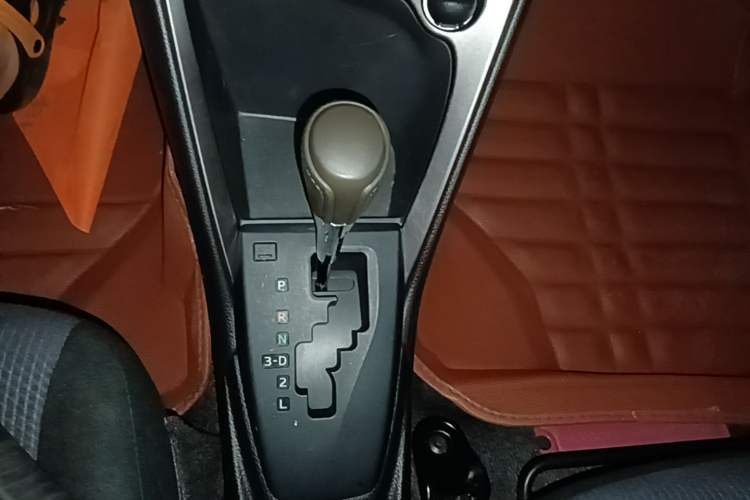 Used Toyota YARiS L Zhi Xuan 2015 1.5E Automatic Charm Edition Gear Lever
