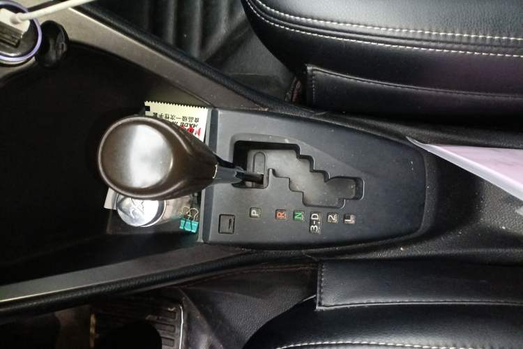 Used Toyota YARiS L Zhi Xuan 2015 1.5E Automatic Charm Edition Gear Lever