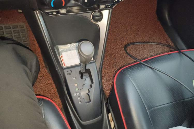 Used Toyota YARiS L Zhi Xuan 2015 1.5E Automatic Charm Edition Gear Lever