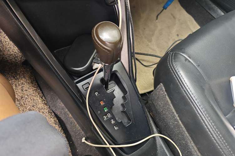 Used Toyota YARiS L Zhi Xuan 2015 1.5E Automatic Charm Edition Gear Lever