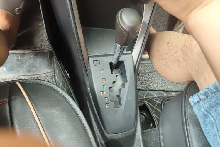 Used Toyota YARiS L Zhi Xuan 2015 1.5E Automatic Charm Edition Gear Lever