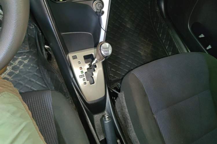 Used Toyota YARiS L Zhi Xuan 2015 1.5E Automatic Charm Edition Gear Lever