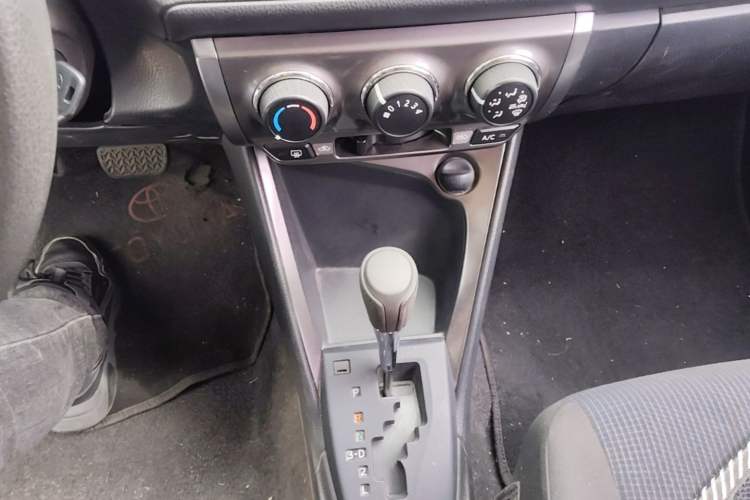 Used Toyota YARiS L Zhi Xuan 2015 1.5E Automatic Charm Edition Gear Lever