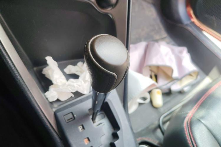 Used Toyota YARiS L Zhi Xuan 2015 1.5E Automatic Charm Edition Gear Lever