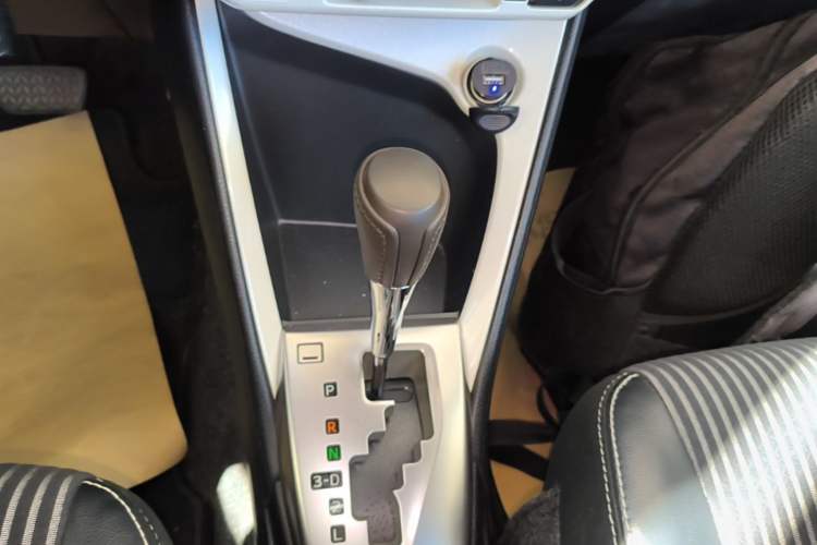 Used Toyota YARiS L Zhi Xuan 2015 1.5G Automatic Xuan Dong Sunroof Special Edition Gear Lever