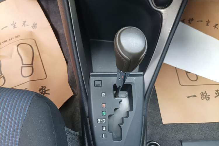 Used Toyota YARiS L Zhi Xuan 2015 1.5E Automatic Charm Edition Gear Lever