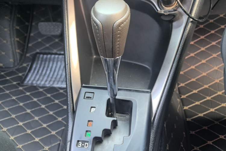 Used Toyota YARiS L Zhi Xuan 2015 1.5E Automatic Charm Edition Gear Lever