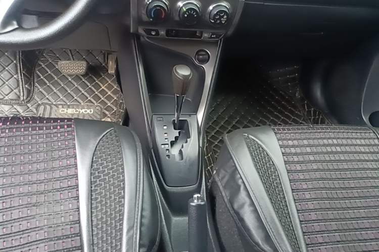 Used Toyota YARiS L Zhi Xuan 2015 1.5E Automatic Charm Edition Gear Lever