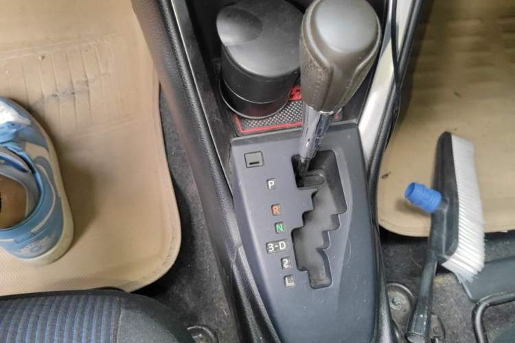 Used Toyota YARiS L Zhi Xuan 2015 1.5E Automatic Charm Edition Gear Lever