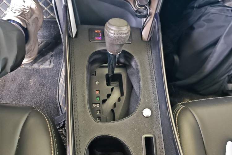 Used Toyota YARiS L Zhi Xuan 2015 1.5E Automatic Charm Edition Gear Lever