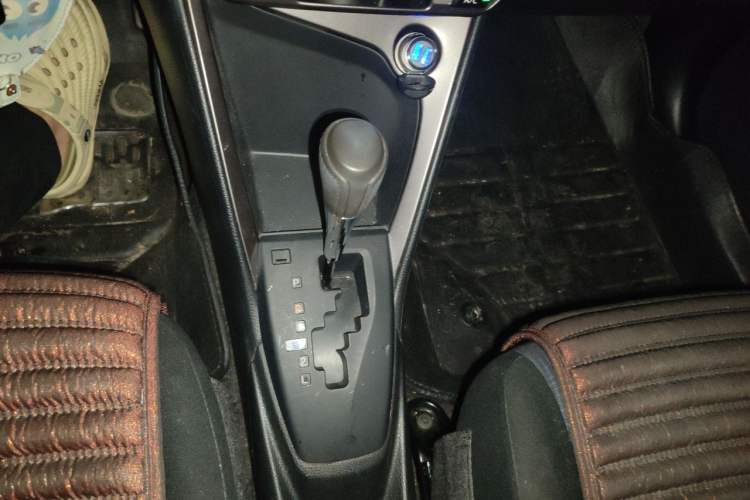 Used Toyota YARiS L Zhi Xuan 2015 1.5E Automatic Charm Edition Gear Lever