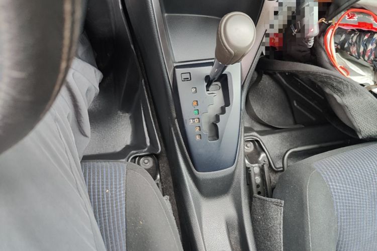Used Toyota YARiS L Zhi Xuan 2015 1.5E Automatic Charm Edition Gear Lever