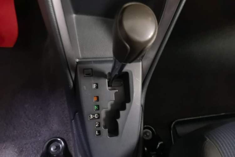 Used Toyota YARiS L Zhi Xuan 2015 1.5E Automatic Charm Edition Gear Lever
