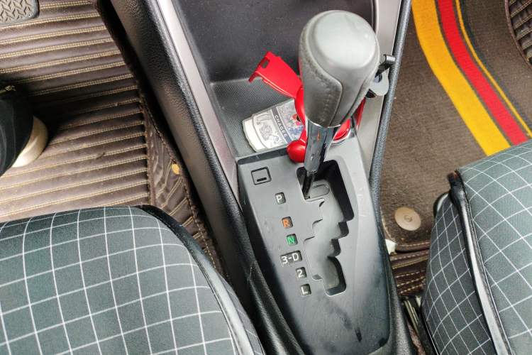 Used Toyota YARiS L Zhi Xuan 2015 1.5E Automatic Charm Edition Gear Lever