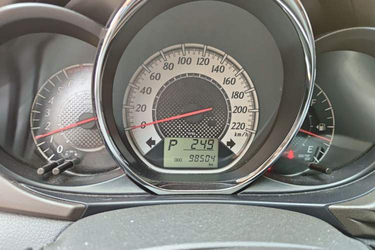 Used Toyota YARiS L Zhi Xuan 2015 1.5G Automatic Xuan Dong Sunroof Special Edition Odometer Close Up