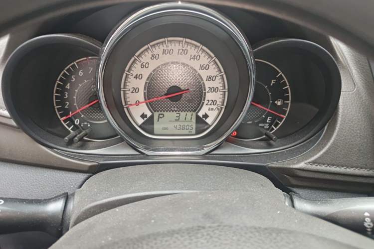 Used Toyota YARiS L Zhi Xuan 2015 1.5G Automatic Xuan Dong Sunroof Special Edition Odometer Close Up