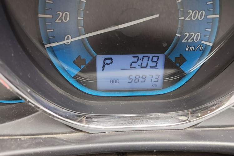 Used Toyota YARiS L Zhi Xuan 2015 1.5E Automatic Charm Edition Odometer Close Up