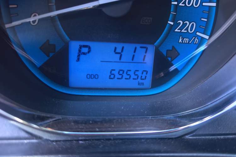 Used Toyota YARiS L Zhi Xuan 2015 1.5E Automatic Charm Edition Odometer Close Up