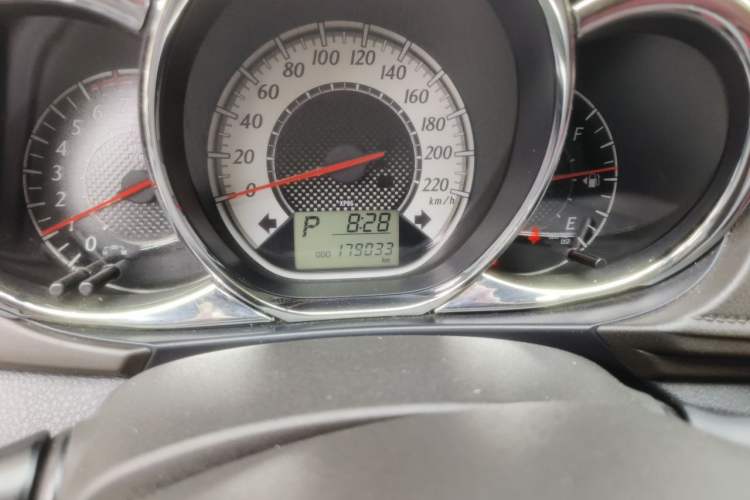 Used Toyota YARiS L Zhi Xuan 2015 1.5G Automatic Xuan Dong Sunroof Special Edition Odometer Close Up