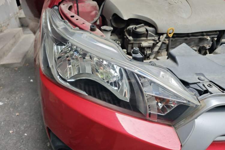 Used Toyota YARiS L Zhi Xuan 2015 1.5E Automatic Charm Edition Right Front Headlight