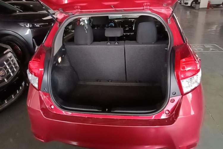 Used Toyota YARiS L Zhi Xuan 2015 1.5E Automatic Charm Edition Trunk