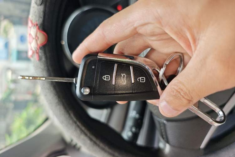 Used Toyota YARiS L Zhi Xuan 2015 1.5E Automatic Charm Edition Vehicle Key