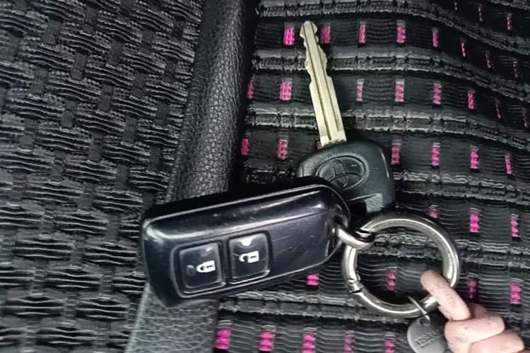 Used Toyota YARiS L Zhi Xuan 2015 1.5E Automatic Charm Edition Vehicle Key