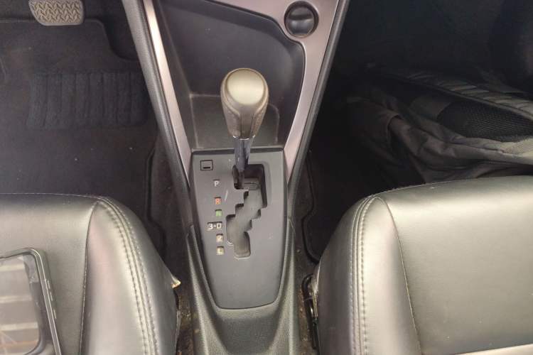 Used Toyota YARiS L Zhi Xuan 2015 1.5E Automatic Charm Edition Gear Lever