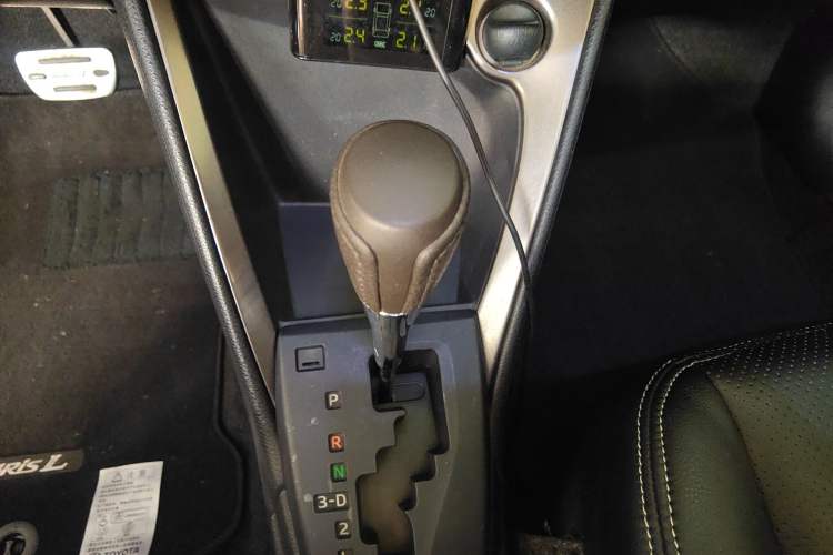 Used Toyota YARiS L Zhi Xuan 2015 1.5E Automatic Charm Edition Gear Lever