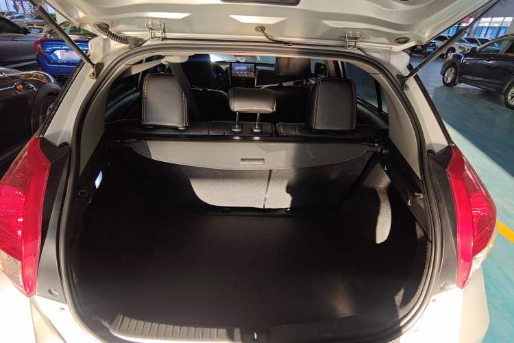 Used Toyota YARiS L Zhi Xuan 2015 1.5E Automatic Charm Edition Trunk