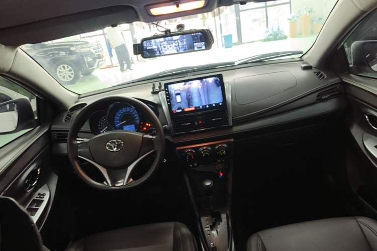 Used Toyota YARiS L Zhi Xuan 2015 1.5E Automatic Charm Edition Center Console