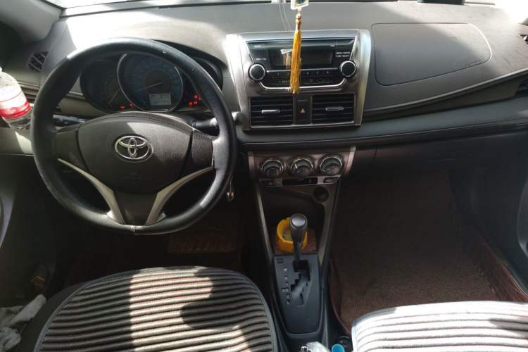 Used Toyota YARiS L Zhi Xuan 2015 1.5E Automatic Charm Edition Center Console
