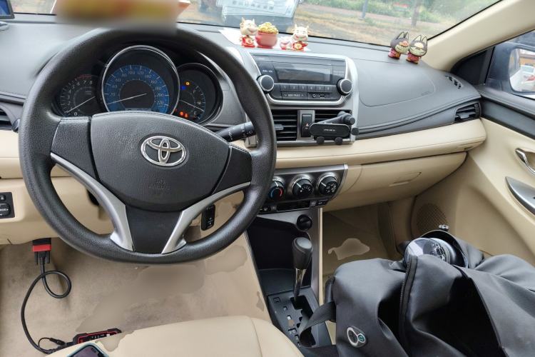 Used Toyota YARiS L Zhi Xuan 2015 1.5E Automatic Charm Edition Center Console