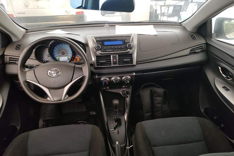 Used Toyota YARiS L Zhi Xuan 2015 1.5E Automatic Charm Edition Center Console