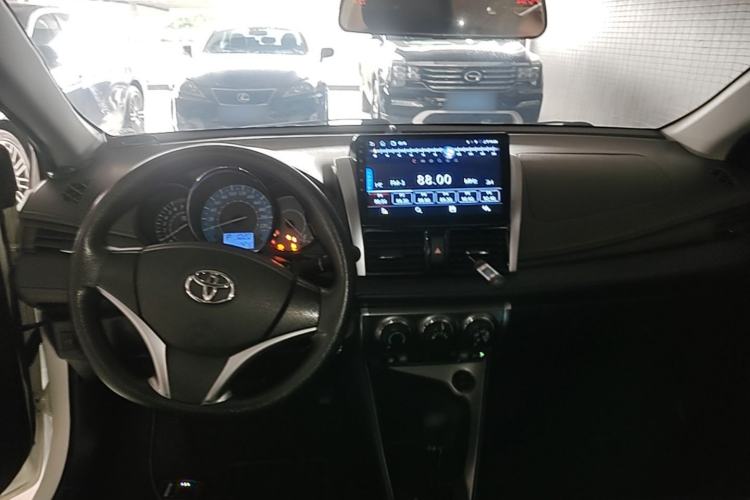 Used Toyota YARiS L Zhi Xuan 2015 1.5E Automatic Charm Edition Center Console
