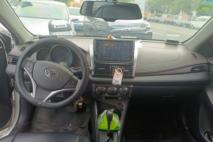 Used Toyota YARiS L Zhi Xuan 2015 1.5E Automatic Charm Edition Center Console