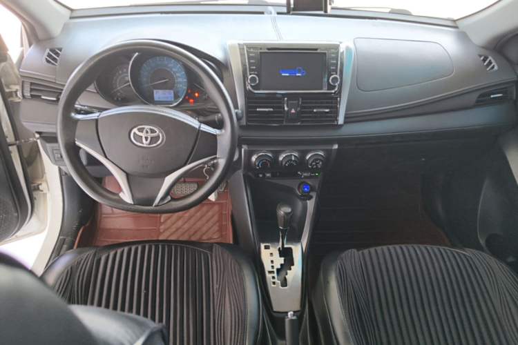 Used Toyota YARiS L Zhi Xuan 2015 1.5E Automatic Charm Edition Center Console